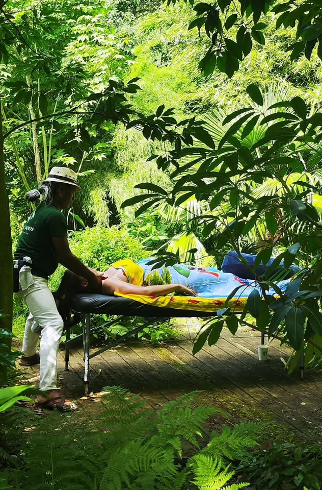 Patrick, praticien Kor'Zen, prodiguant un massage bien-être en pleine nature près de Ploumagoar